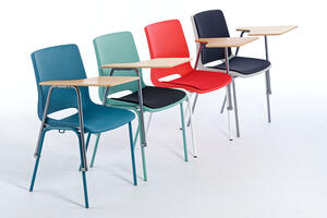 Trotz Schreibtablar können die Paso Stühle in eine Reihe gestellt werden